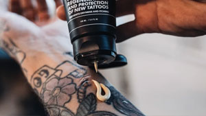 Using-lotion-for-tattoo-Moisturizing
